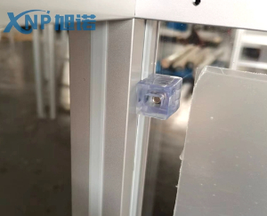 鋁型材框架如何使用間隔連接塊安裝鈑金件？